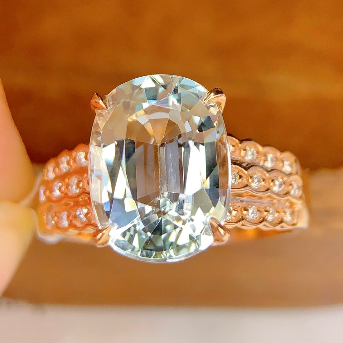 14k Gold 4.6 Ct Natural Aquamarine & Diamond Ring: Ref:231118173 // gold content:14k gold // ring size:7. 25us // // main gemstone:aquamarine // shape:oval // carat weight:4. 6ct // color:blue // treatment:natural // // adjacent gemstone 2 : diamond /