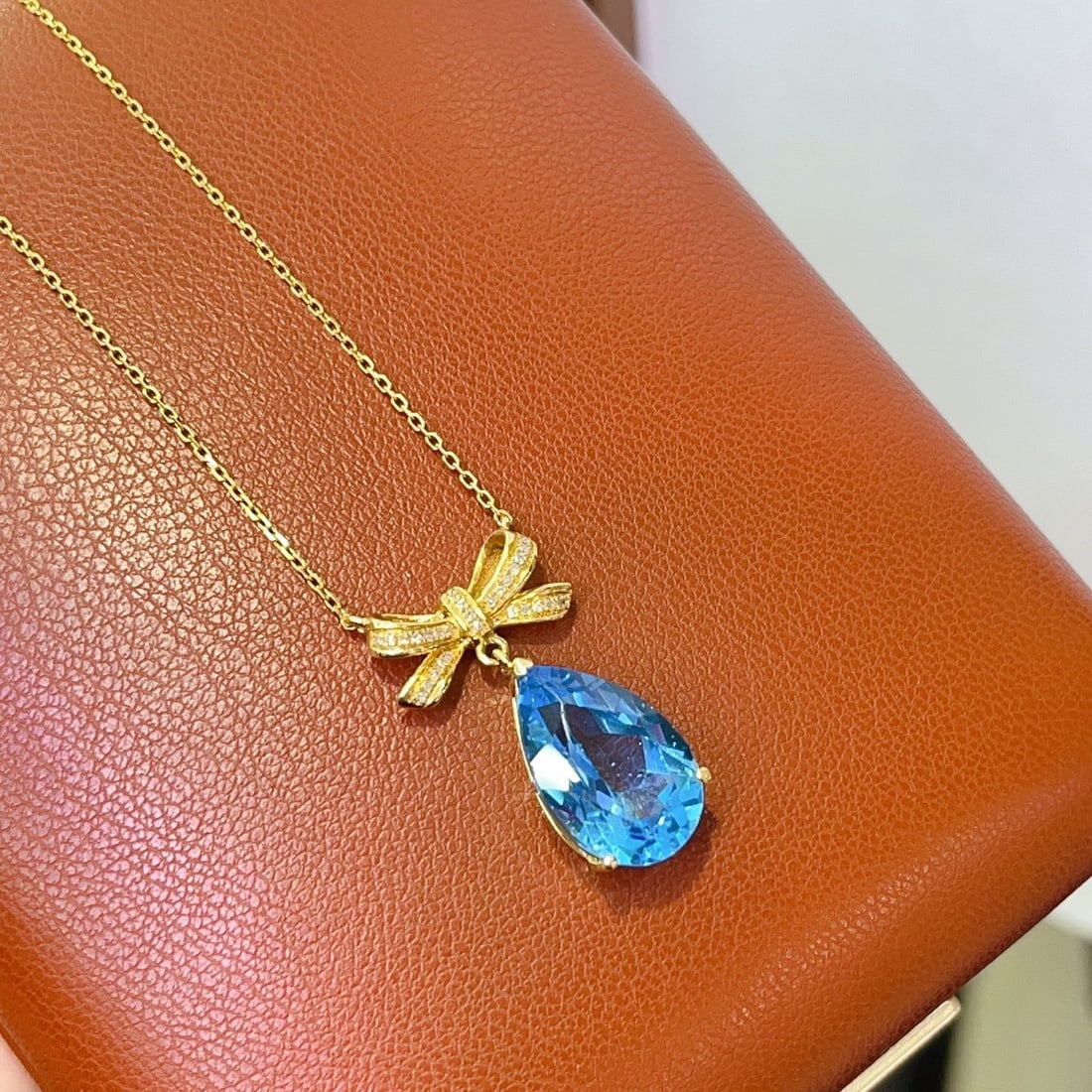 14k Gold 5.50 Ct Natural Topaz & Diamond Necklace: Ref:231118179 // gold content:14k gold // main gemstone:topaz // shape:pear // carat weight:5. 50ct // color:blue // treatment:natural // // adjacent gemstone 2 : diamond // number of stones:28 //