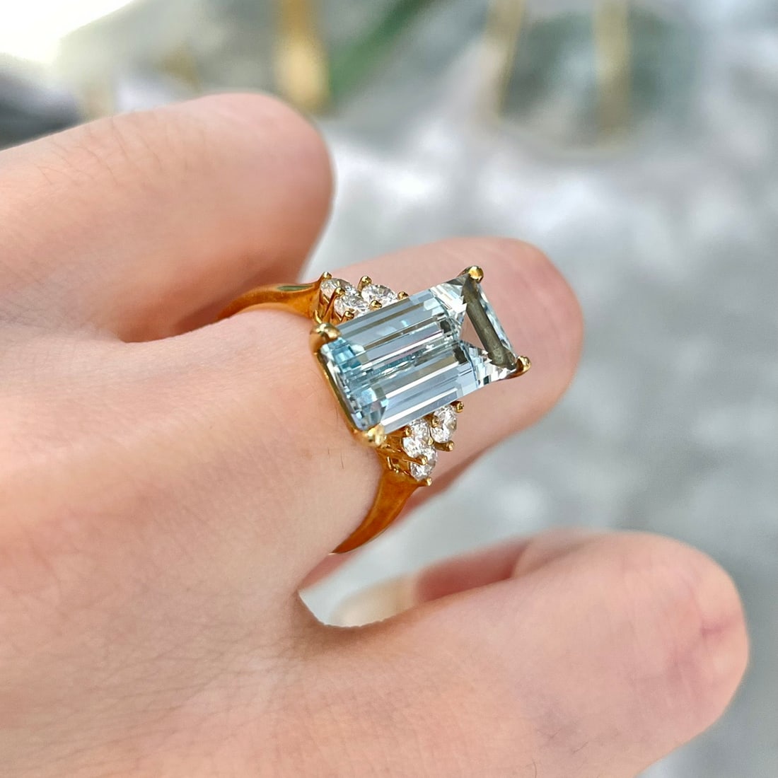14k Gold 3.6 Ct Natural Aquamarine & Diamond Ring: Ref:231118187 // gold content:14k gold // ring size:7. 25us // // main gemstone:aquamarine // shape:rectangle // carat weight:3. 6ct // color:blue // treatment:natural // // adjacent gemstone 2 :