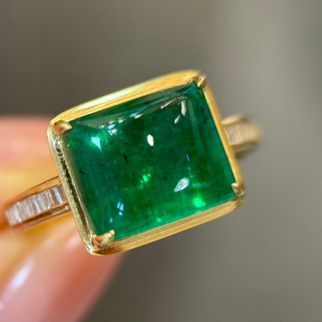 14k Gold 5.00 Ct Vivid Green Natural Emerald & Diamond Ring: Ref:231118205 // gold content:14k gold // ring size:7. 25us // // main gemstone:emerald // shape:cushion // carat weight:5. 00ct // color:vivid green // treatment:natural // // adjacent gemstone 2 : d