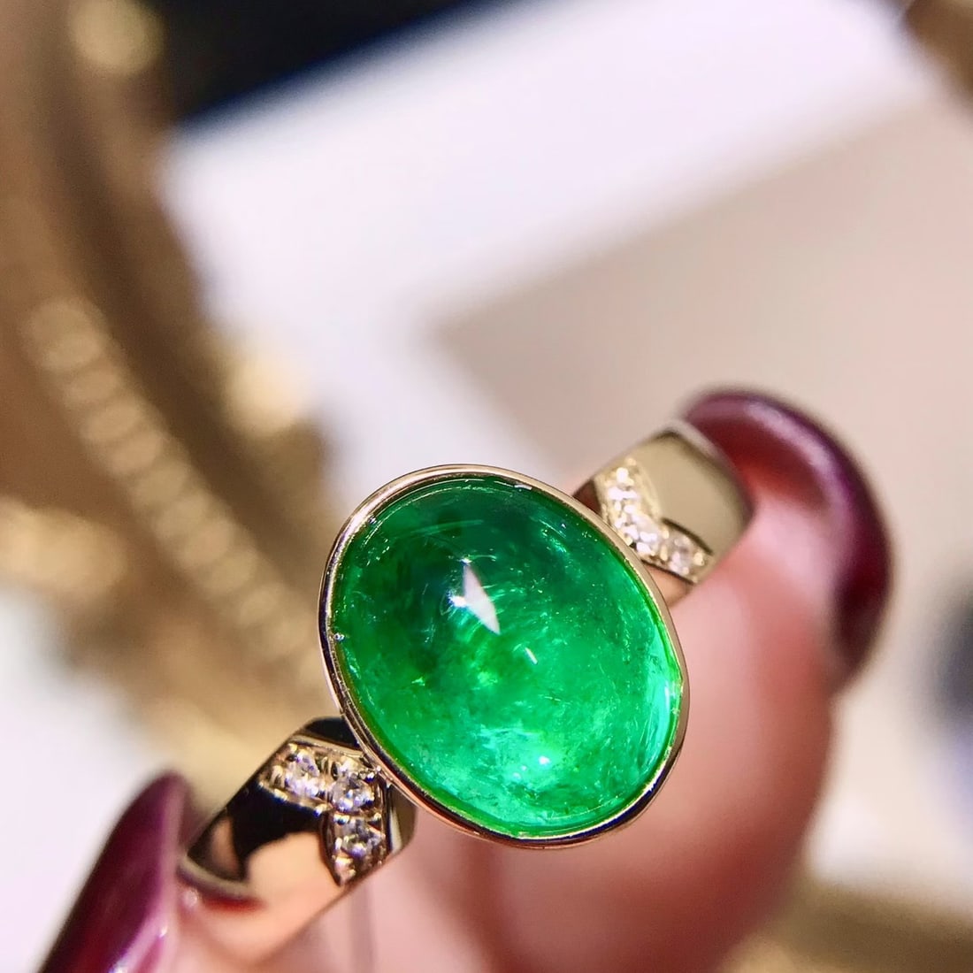 14k Gold 2.03 Ctw Natural Emerald & Diamond Ring: Ref:231118213 // gold content:14k gold // ring size:7. 25us // // main gemstone:emerald // shape:oval // carat weight:1. 9ct // color:green // treatment:natural // // adjacent gemstone 2 : diamond // 