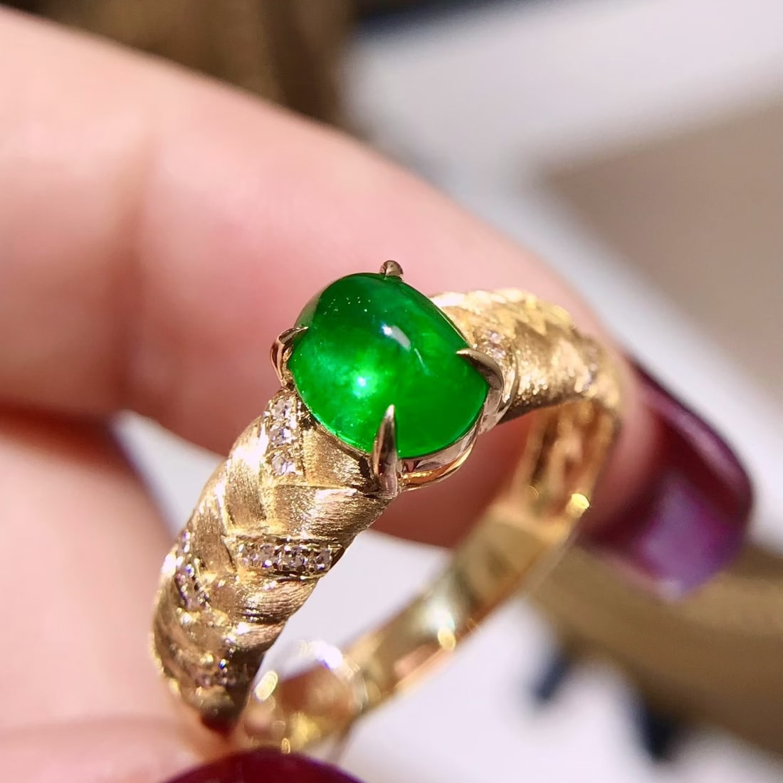 14k Gold 1.27 Ctw Vivid Green Natural Emerald & Diamond Ring: Ref:231118219 // gold content:14k gold // ring size:7. 25us // // main gemstone:emerald // shape:oval // carat weight:1. 1ct // color:vivid green // treatment:natural // // adjacent gemstone 2 : diamo