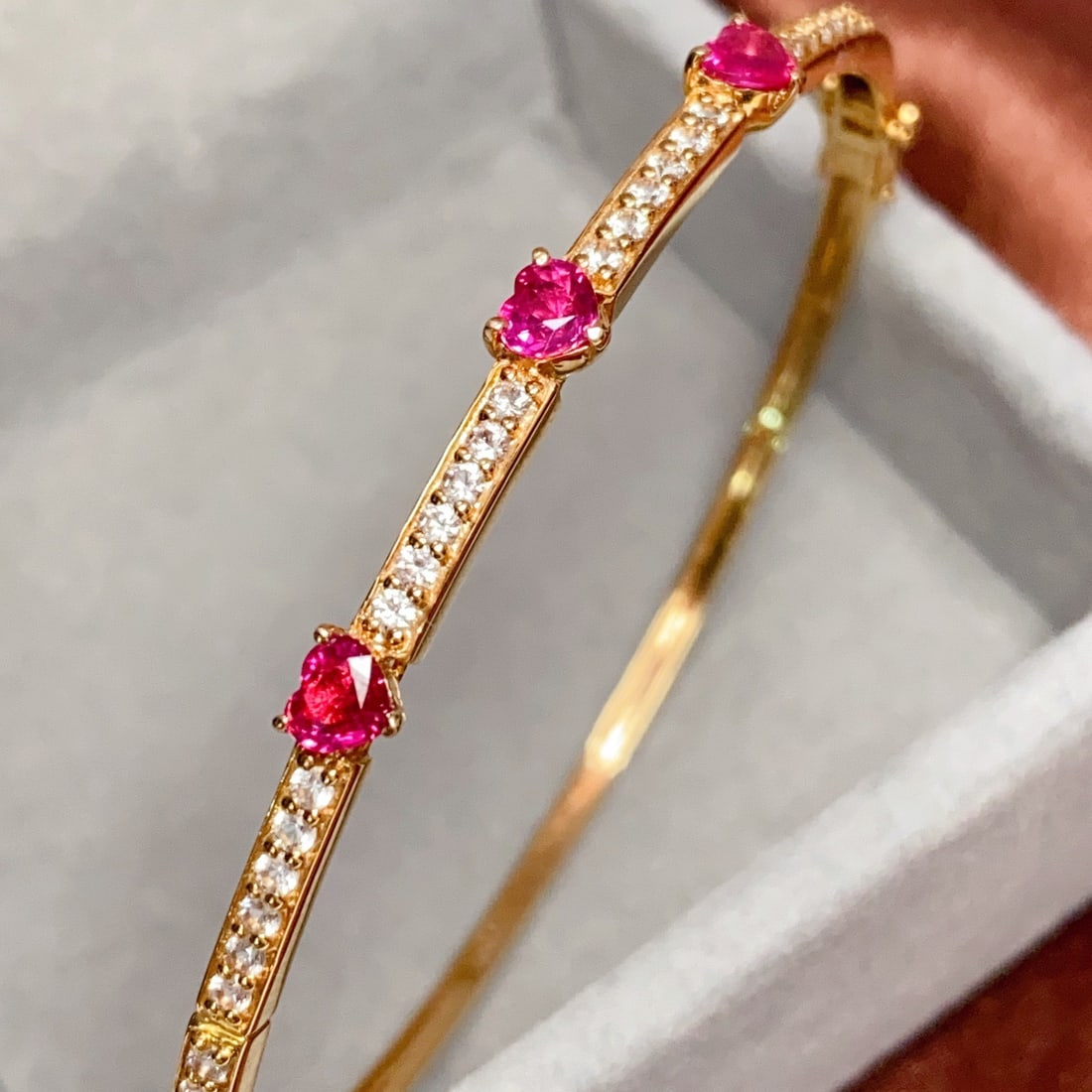 14k Gold 6.27 Ct Natural Ruby & Sapphire Bangle: Ref:231118251 // gold content:14k gold // main gemstone:ruby // shape:heart // carat weight:6. 27ct // color:red // treatment:natural // // adjacent gemstone 2 : sapphire // number of stones:30 // sha
