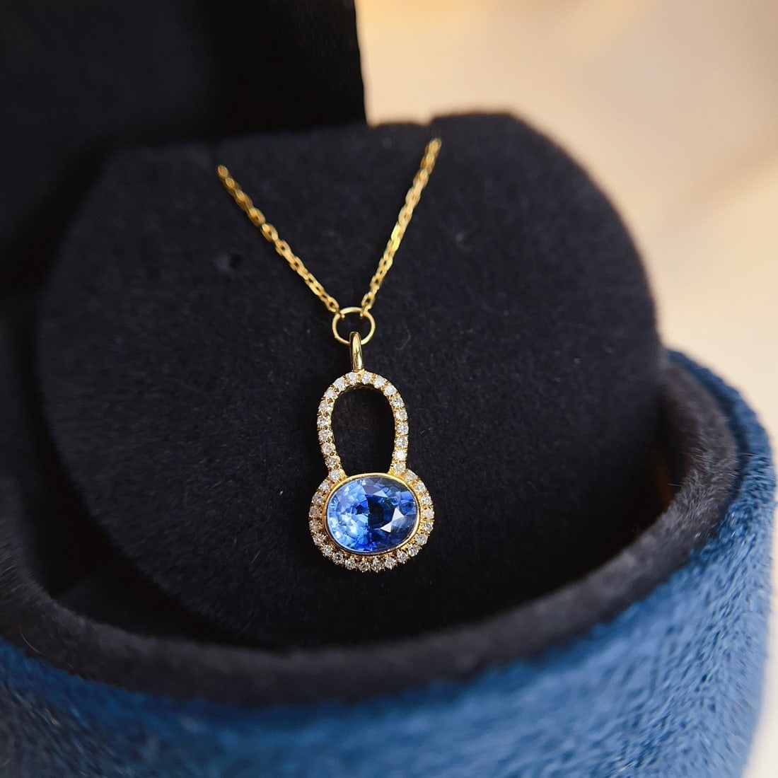 14k Gold 0.88 Ct Natural Sapphire & Diamond Necklace: Ref:231118258 // gold content:14k gold // main gemstone:sapphire // shape:oval // carat weight:0. 88ct // color:blue // treatment:natural // // adjacent gemstone 2 : diamond // number of stones:38 //