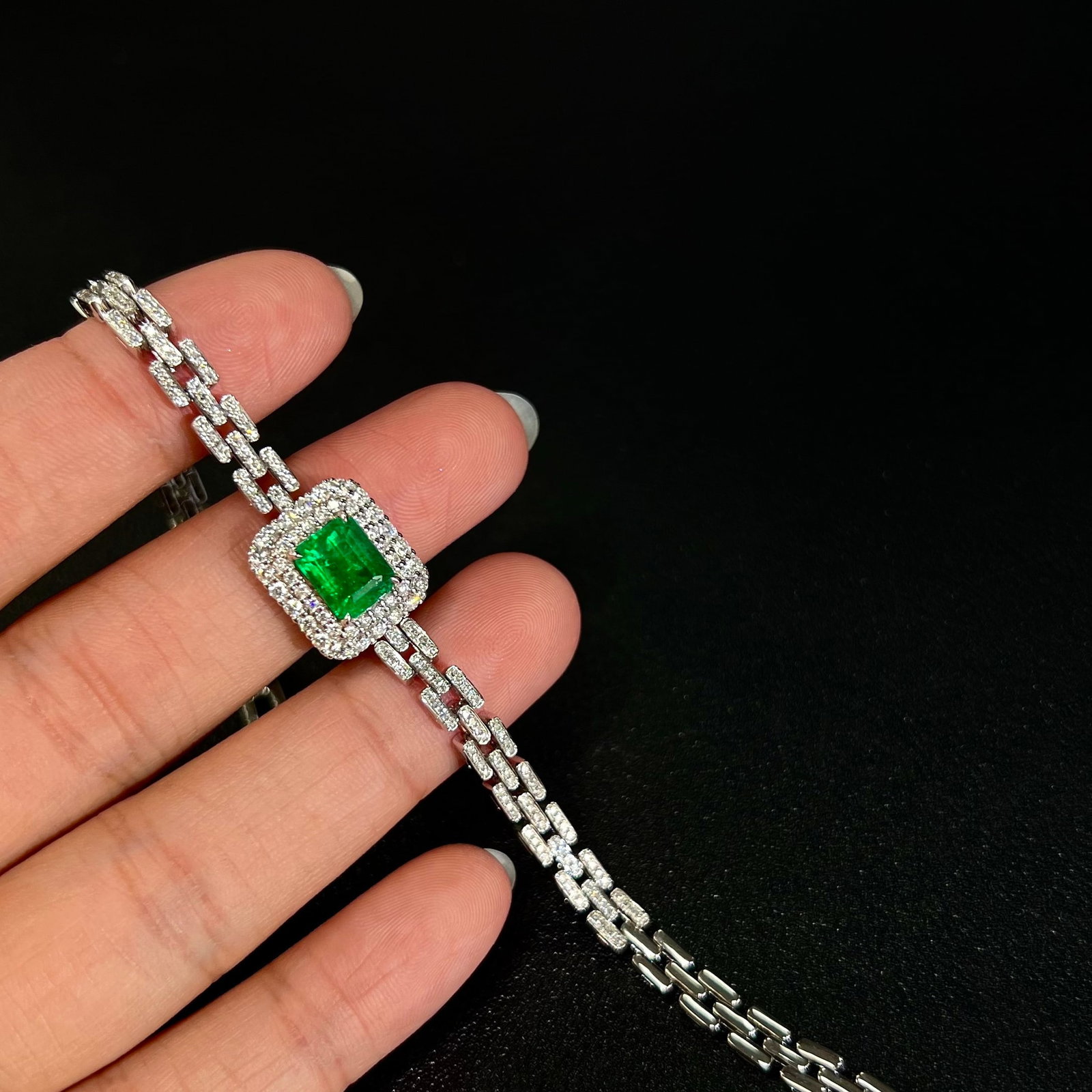 14k Gold 2.99 Ctw Vivid Green Natural Emerald & Diamond Bracelet: Ref:231118268 // gold content:14k gold // main gemstone:emerald // shape:octagonal // carat weight:1. 65ct // color:vivid green // treatment:natural // // adjacent gemstone 2 : diamond // shape:round