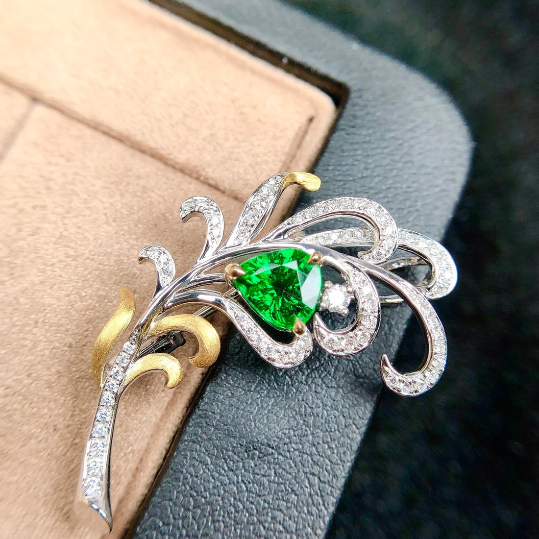 14k Gold 1.39 Ctw Vivid Green Natural Tsavorite & Diamond Brooch/pendant( Without Chain ): Ref:231118271 // gold content:14k gold // main gemstone:tsavorite // shape:pear // carat weight:1. 08ct // color:vivid green // treatment:natural // // adjacent gemstone 2 : diamond // shape:round //