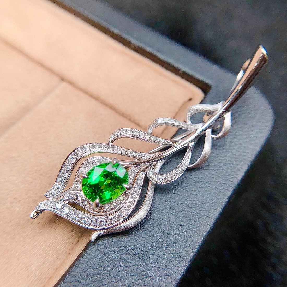 14k Gold 1.40 Ctw Vivid Green Natural Tsavorite & Diamond Brooch/pendant( Without Chain ): Ref:231118278 // gold content:14k gold // main gemstone:tsavorite // shape:oval // carat weight:1. 03ct // color:vivid green // treatment:natural // // adjacent gemstone 2 : diamond // shape:round //