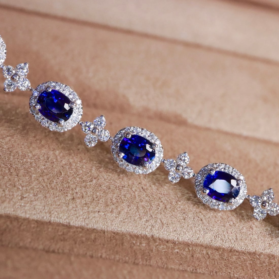 14k Gold 3.49 Ctw Natural Sapphire & Diamond Bracelet: Ref:231118287 // gold content:14k gold // main gemstone:sapphire // shape:oval // carat weight:2. 57ct // color:blue // treatment:natural // // adjacent gemstone 2 : diamond // shape:round // carat