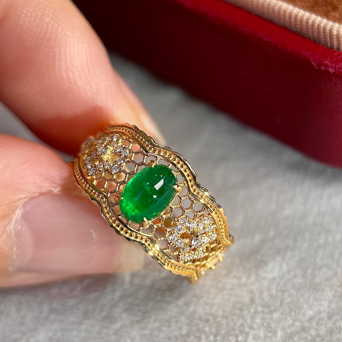 14k Gold 0.98 Ctw Vivid Green Natural Emerald & Diamond Ring: Ref:231118288 // gold content:14k gold // ring size:7. 25us // // main gemstone:emerald // shape:oval // carat weight:0. 8ct // color:vivid green // treatment:natural // // adjacent gemstone 2 : diamo