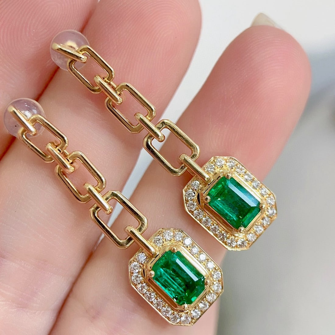 14k Gold 1.94 Ctw Vivid Green Natural Emerald & Diamond Earrings: Ref:231118293 // gold content:14k gold // main gemstone:emerald // shape:octagonal // carat weight:1. 52ct // color:vivid green // treatment:natural // // adjacent gemstone 2 : diamond // shape:round