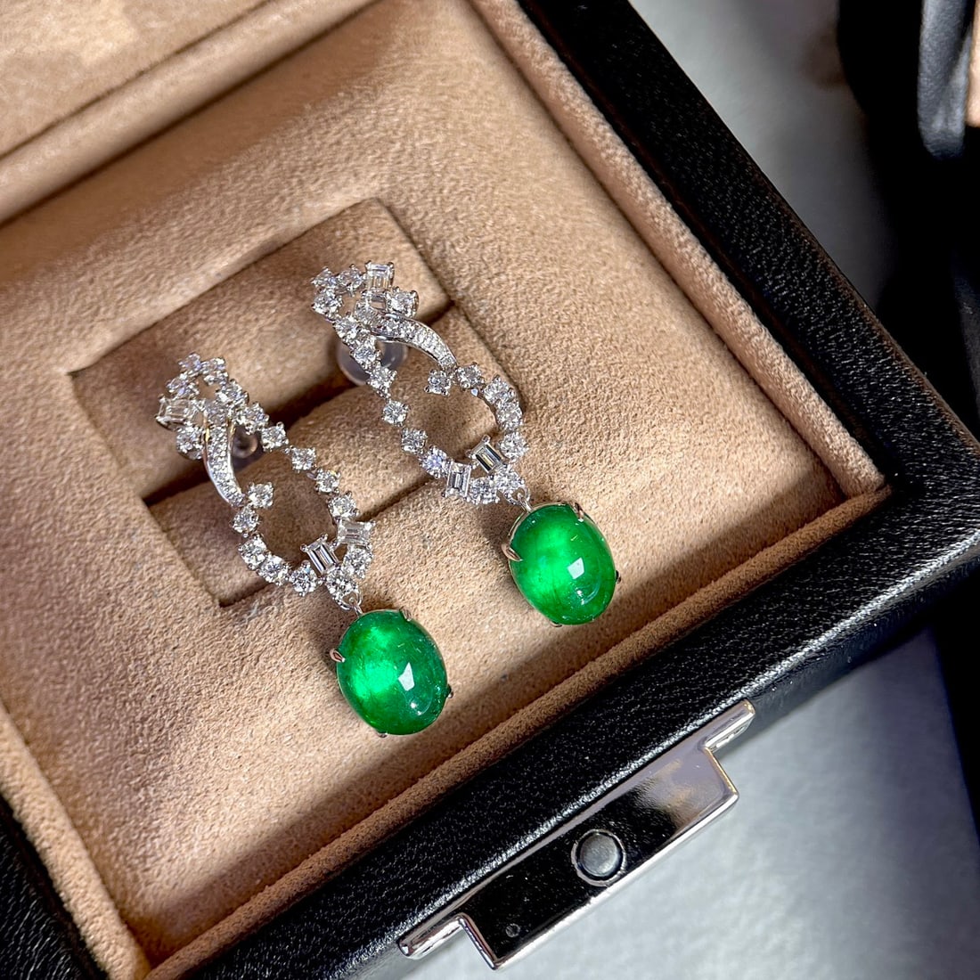 14k Gold 7.03 Ctw Vivid Green Natural Emerald & Diamond Earrings: Ref:231118305 // gold content:14k gold // main gemstone:emerald // shape:oval // carat weight:5. 93ct // color:vivid green // treatment:natural // // adjacent gemstone 2 : diamond // shape:multiple //