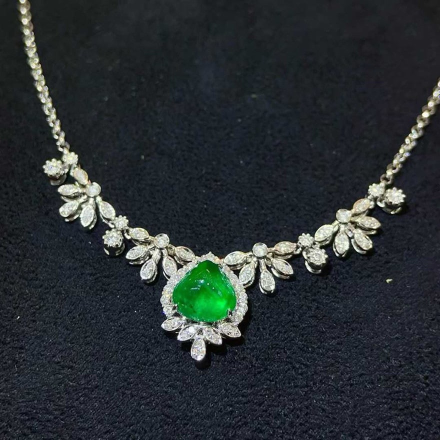 14k Gold 4.08 Ctw Vivid Green Natural Emerald & Diamond Necklace: Ref:231118321 // gold content:14k gold // main gemstone:emerald // shape:pear // carat weight:3. 46ct // color:vivid green // treatment:natural // // adjacent gemstone 2 : diamond // shape:round //