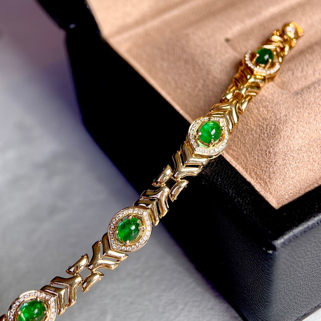 14k Gold 3.41 Ctw Vivid Green Natural Emerald & Diamond Bracelet: Ref:231118334 // gold content:14k gold // main gemstone:emerald // shape:oval // carat weight:2. 88ct // color:vivid green // treatment:natural // // adjacent gemstone 2 : diamond // shape:round // ca