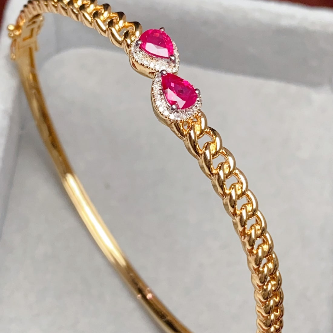 14k Gold 1.05 Ct Natural Ruby & Diamond Bangle: Ref:231118338 // gold content:14k gold // main gemstone:ruby // shape:pear // carat weight:1. 05ct // color:red // treatment:natural // // adjacent gemstone 2 : diamond // number of stones:50 // shape