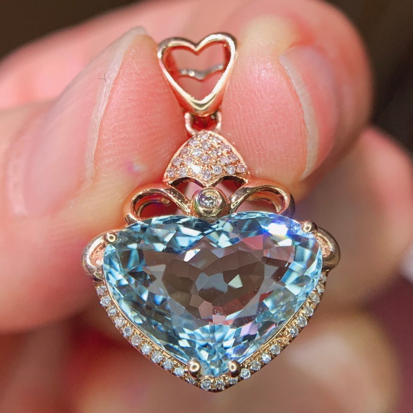 14k Gold 5.9 Ct Natural Aquamarine & Diamond Pendant( Without Chain ): Ref:231118340 // gold content:14k gold // main gemstone:aquamarine // shape:heart // carat weight:5. 9ct // color:blue // treatment:natural // // adjacent gemstone 2 : diamond // shape:round //