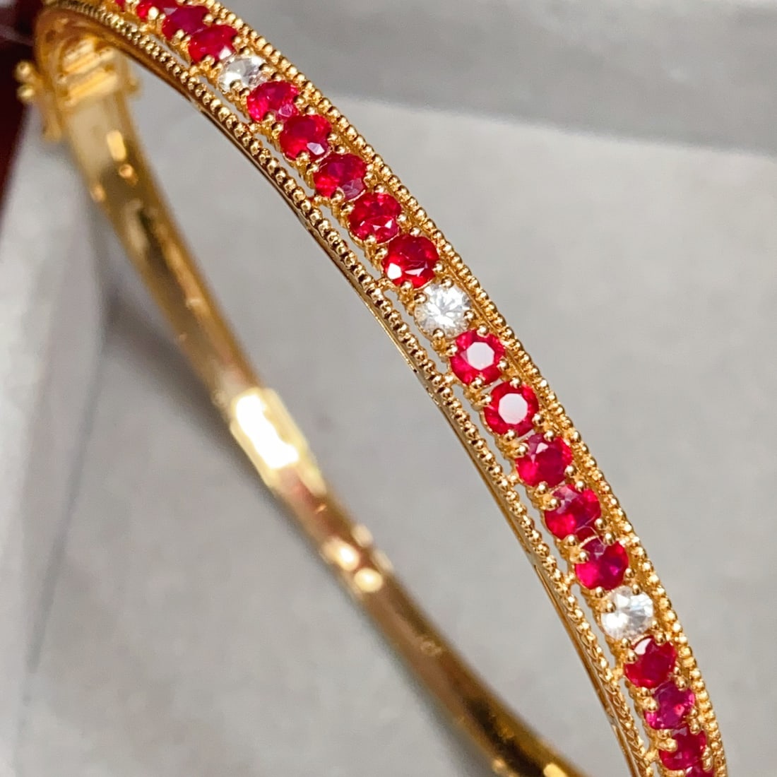 14k Gold 2.50 Ct Natural Ruby & Sapphire Bangle: Ref:231118341 // gold content:14k gold // main gemstone:ruby // shape:round // carat weight:2. 50ct // color:red // treatment:natural // cut grade:g // // adjacent gemstone 2 : sapphire // number of s