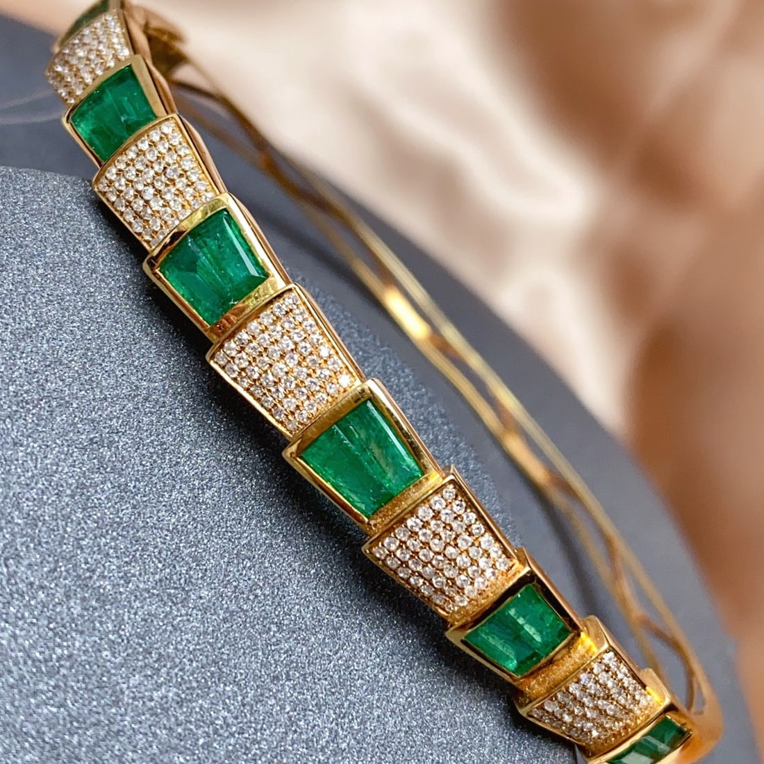 14k Gold 3.30 Ct Natural Emerald & Diamond Bangle: Ref:231118350 // gold content:14k gold // main gemstone:emerald // shape:baguette // carat weight:3. 30ct // color:green // treatment:natural // // adjacent gemstone 2 : diamond // number of stones:22