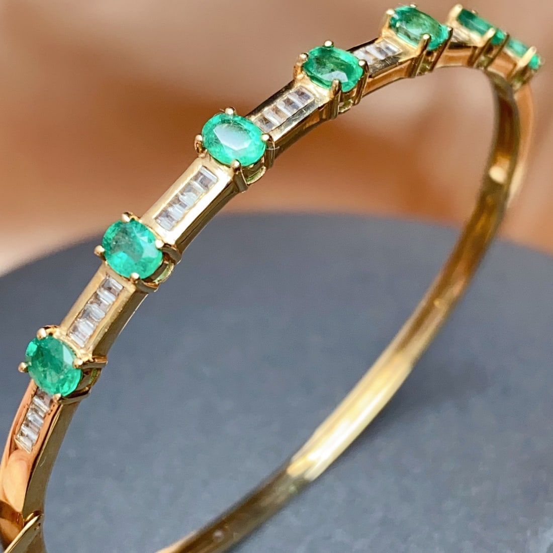 14k Gold 2.85 Ct Natural Emerald & Sapphire Bangle: Ref:231118361 // gold content:14k gold // main gemstone:emerald // shape:oval // carat weight:2. 85ct // color:green // treatment:natural // // adjacent gemstone 2 : sapphire // number of stones:32