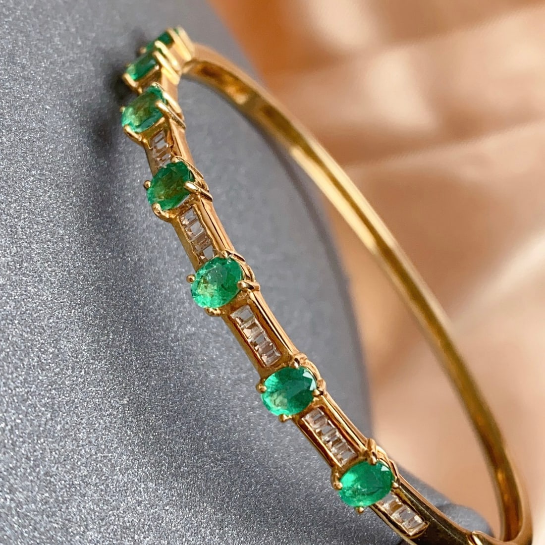 14k Gold 2.85 Ct Natural Emerald & Sapphire Bangle - 4