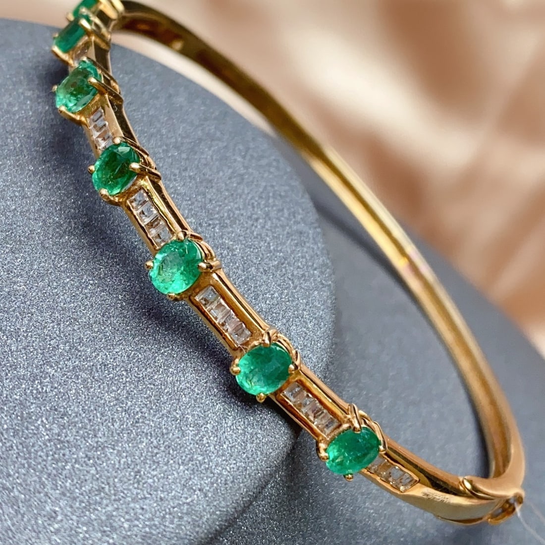14k Gold 2.85 Ct Natural Emerald & Sapphire Bangle - 5