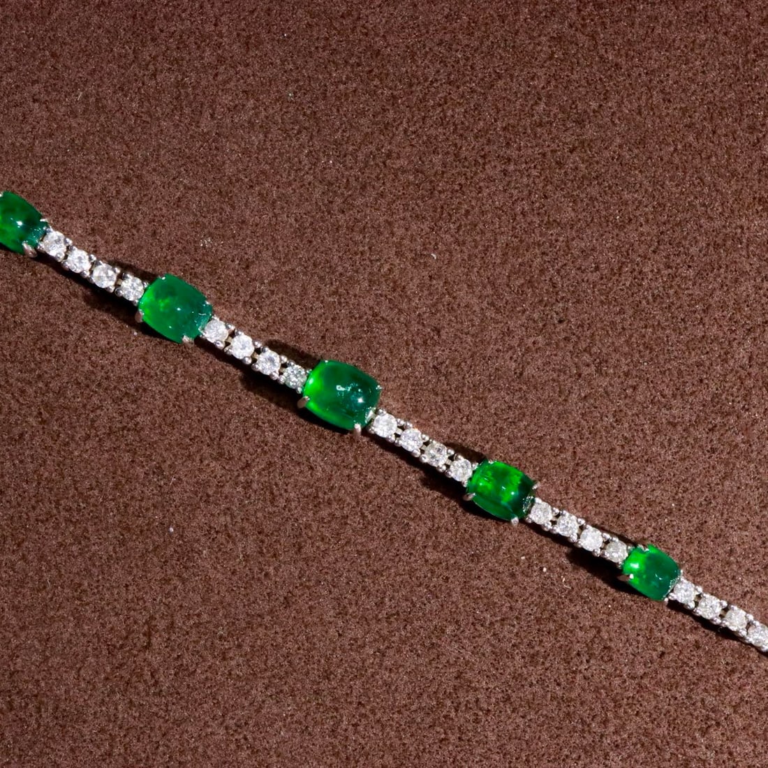 14k Gold 4.53 Ctw Vivid Green Natural Emerald & Diamond Bracelet: Ref:231118374 // gold content:14k gold // main gemstone:emerald // shape:sugar-loaf // carat weight:3. 8ct // color:vivid green // treatment:natural // // adjacent gemstone 2 : diamond // shape:round