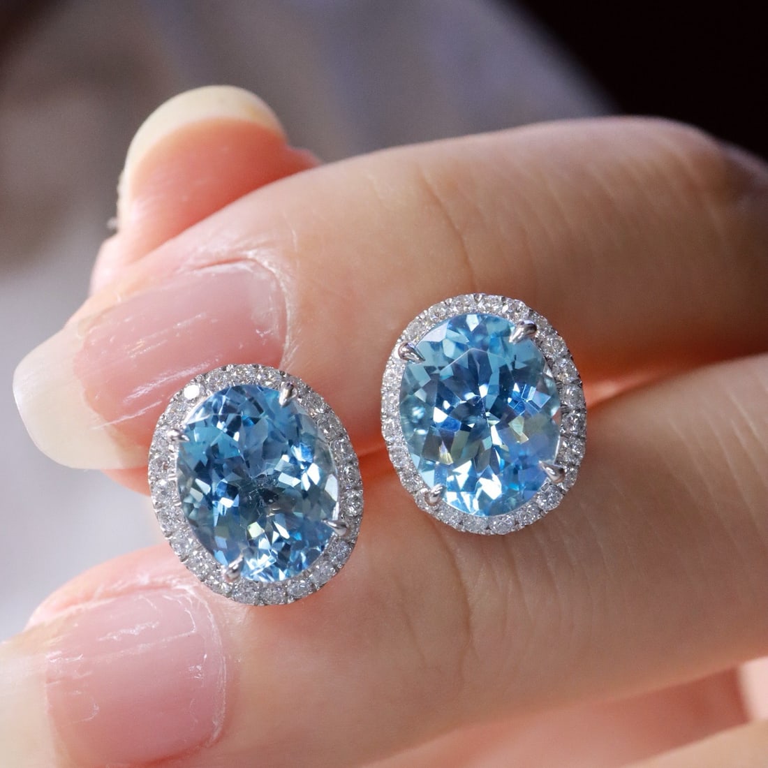 14k Gold 4.60 Ctw Natural Aquamarine & Diamond Earrings: Ref:231118379 // gold content:14k gold // main gemstone:aquamarine // shape:oval // carat weight:4. 13ct // color:blue // treatment:natural // // adjacent gemstone 2 : diamond // shape:round // carat