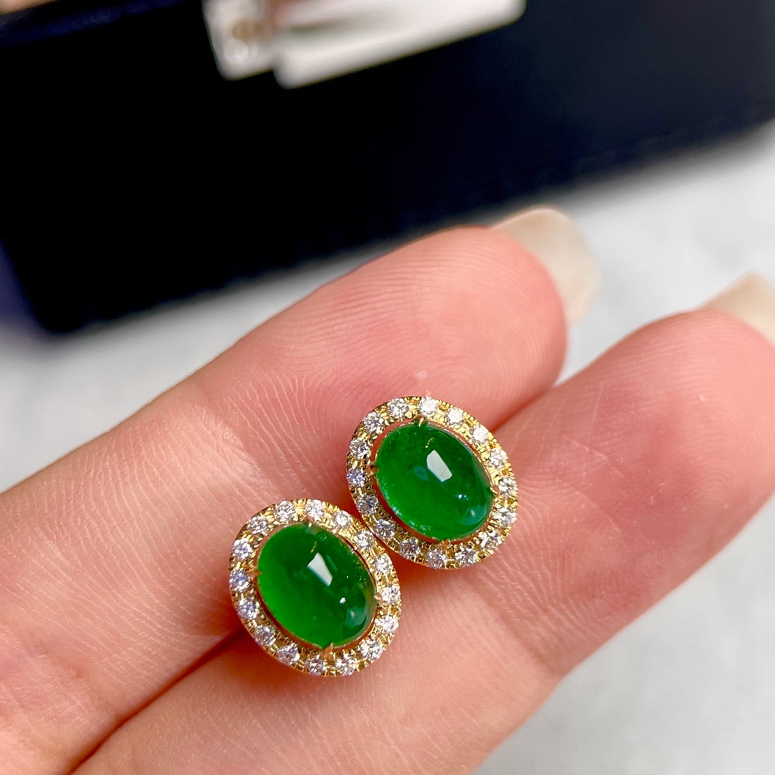 14k Gold 3.15 Ctw Vivid Green Natural Emerald & Diamond Earrings: Ref:231118386 // gold content:14k gold // main gemstone:emerald // shape:oval // carat weight:2. 83ct // color:vivid green // treatment:natural // // adjacent gemstone 2 : diamond // shape:round // ca