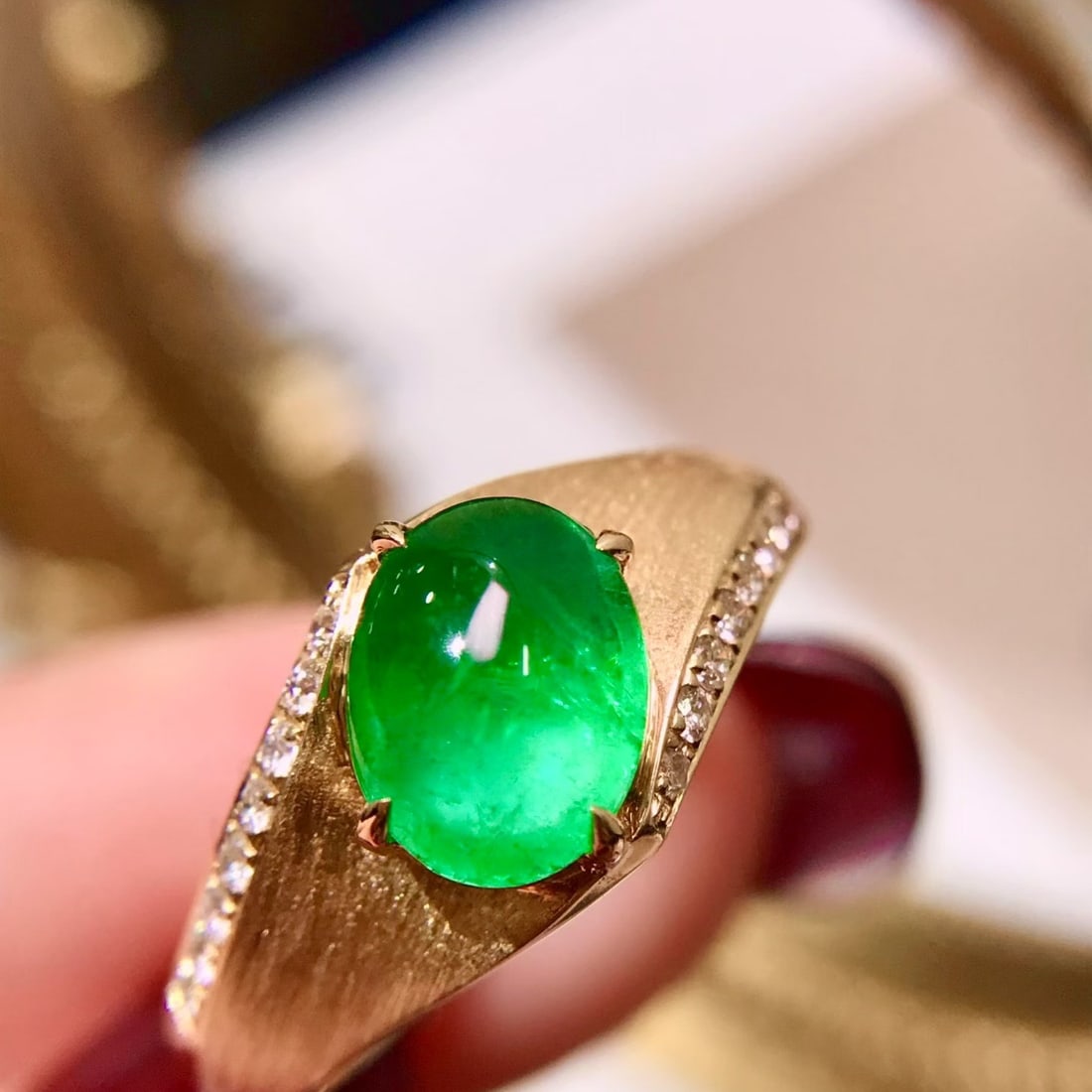 14k Gold 1.55 Ctw Vivid Green Natural Emerald & Diamond Ring: Ref:231118431 // gold content:14k gold // ring size:7. 25us // // main gemstone:emerald // shape:oval // carat weight:1. 35ct // color:vivid green // treatment:natural // // adjacent gemstone 2 :