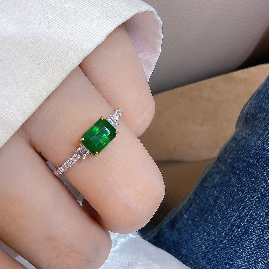 14k Gold 0.86 Ct Vivid Green Natural Emerald & Diamond Ring: Ref:231118443 // gold content:14k gold // ring size:7. 25us // // main gemstone:emerald // shape:octagonal // carat weight:0. 86ct // color:vivid green // treatment:natural // // adjacent gemstone 2
