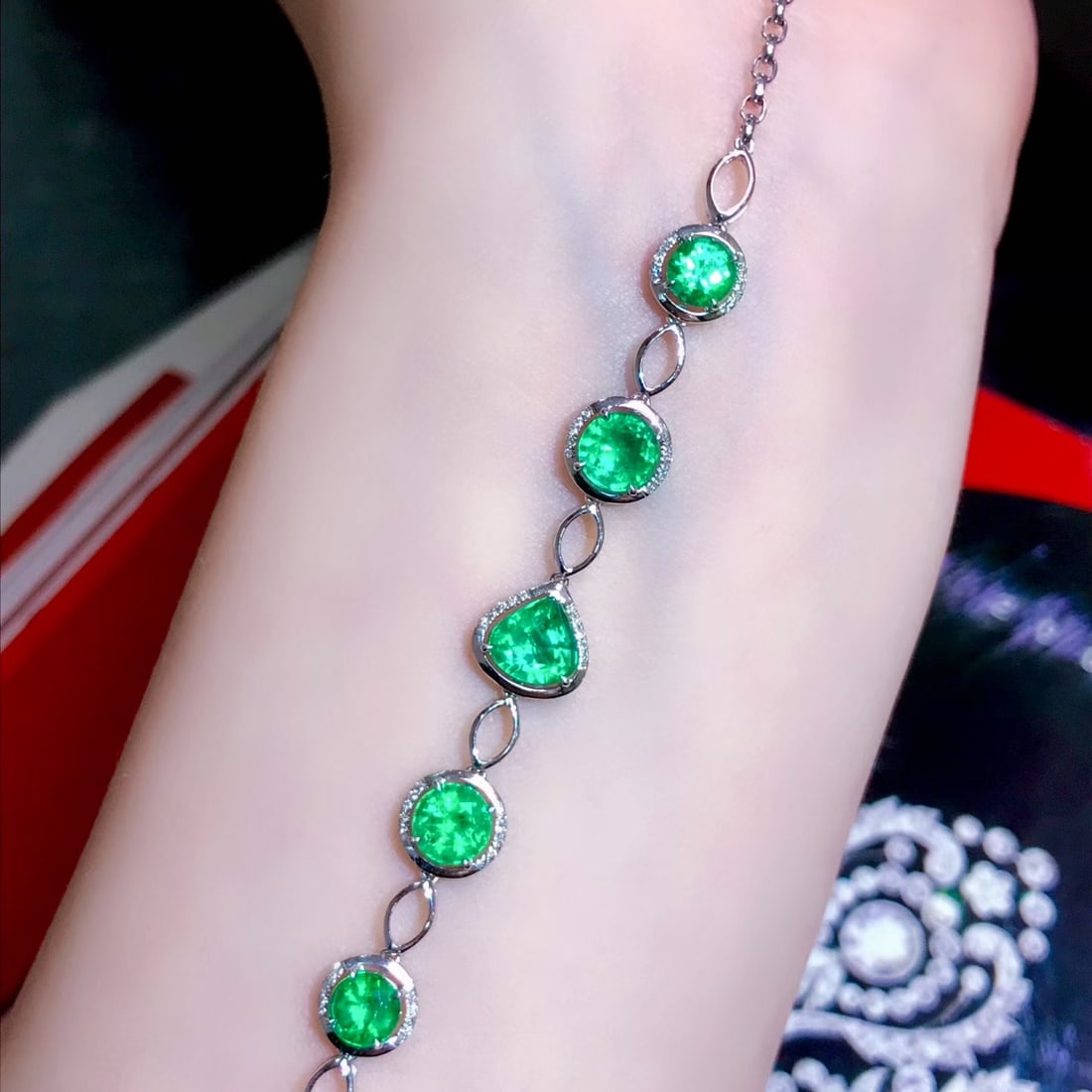 14k Gold 2.7 Ct Natural Emerald & Diamond Bracelet: Ref:231118448 // gold content:14k gold // main gemstone:emerald // shape:multiple // carat weight:2. 7ct // color:green // treatment:natural // // adjacent gemstone 2 : diamond // number of stones:50