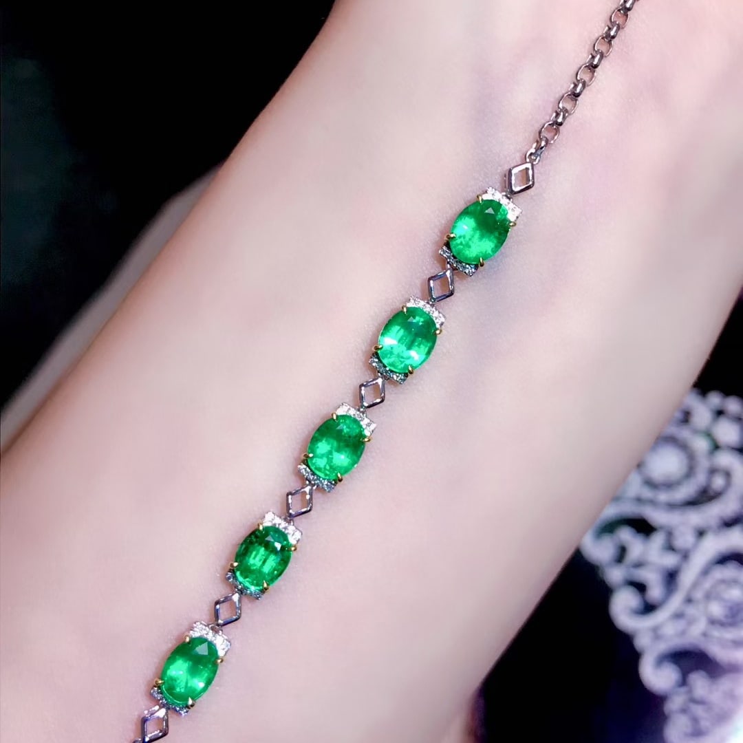 14k Gold 3 Ct Natural Emerald & Diamond Bracelet: Ref:231118450 // gold content:14k gold // main gemstone:emerald // shape:oval // carat weight:3ct // color:green // treatment:natural // // adjacent gemstone 2 : diamond // number of stones:50 //