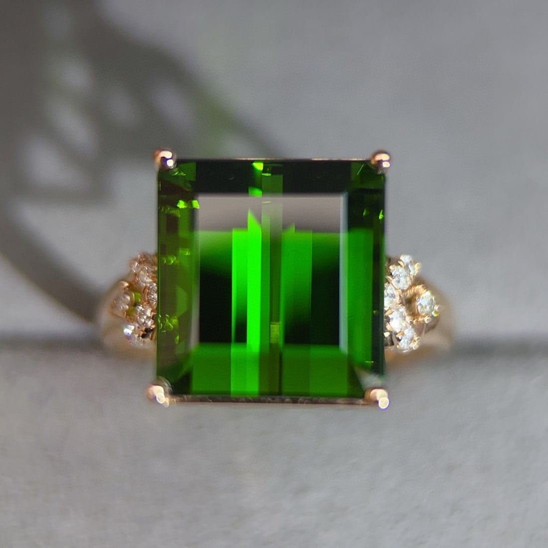 14k Gold 8.90 Ctw Natural Tourmaline & Diamond Ring: Ref:231017010 // gold content:14k gold // ring size:7. 25us // // main gemstone:tourmaline // shape:octagonal // carat weight:8. 78ct // color:green // treatment:natural // // adjacent gemstone 2 : di