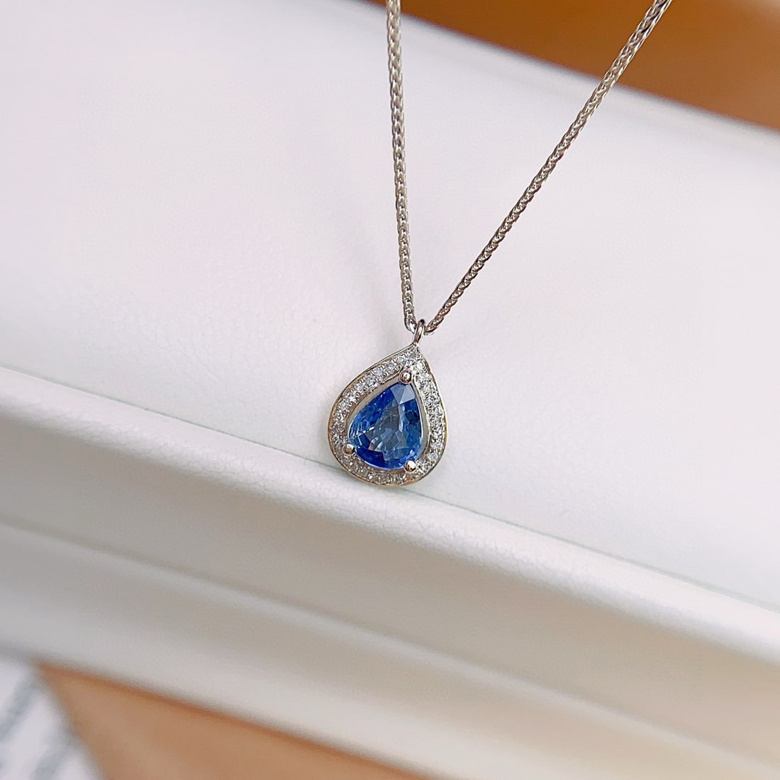 14k Gold 0.75 Ct Natural Sapphire & Diamond Necklace: Ref:231017048 // gold content:14k gold // main gemstone:sapphire // shape:pear // carat weight:0. 75ct // color:blue // treatment:natural // // adjacent gemstone 2 : diamond // number of stones:38 //