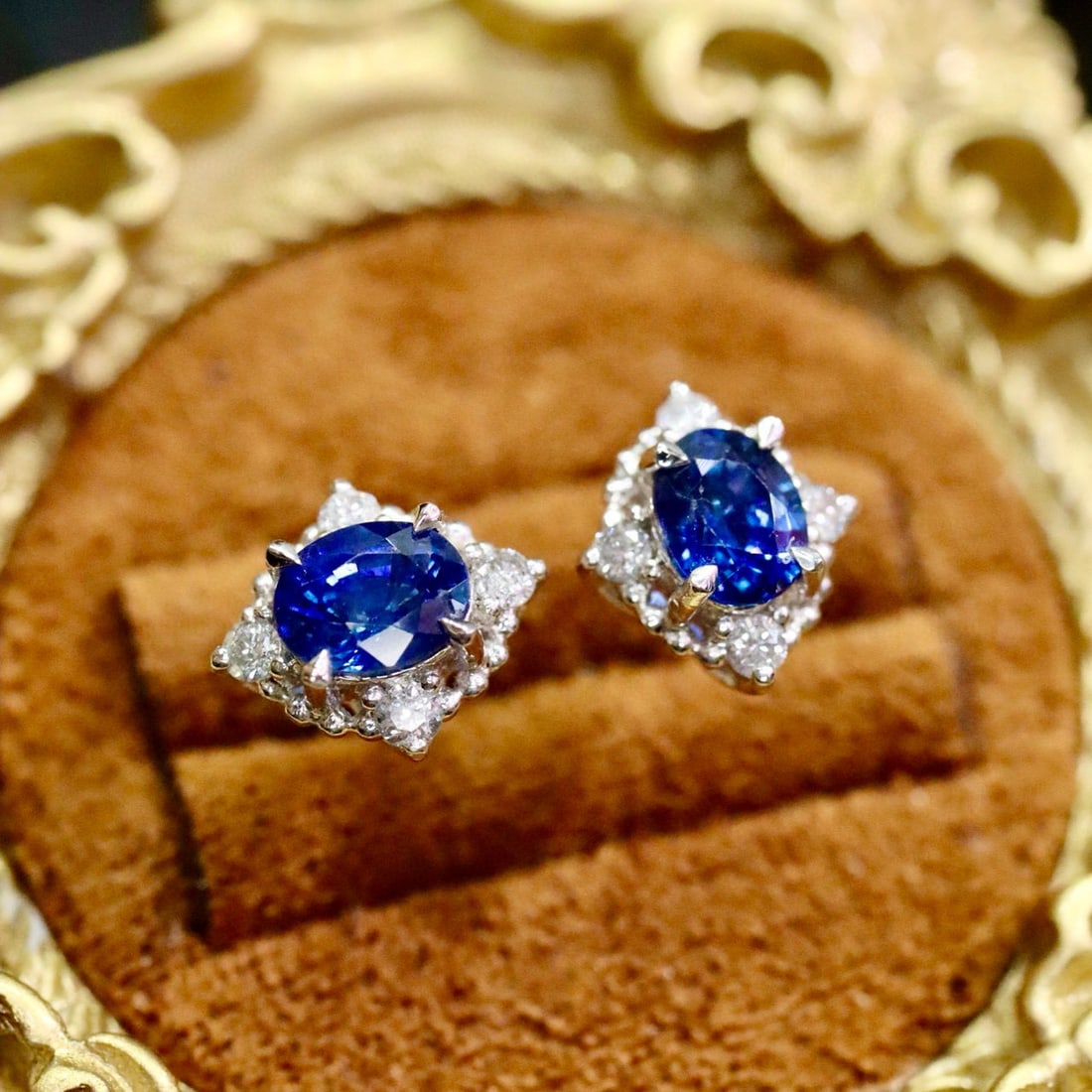 14k Gold 1.26 Ctw Natural Sapphire & Diamond Earrings: Ref:231017055 // gold content:14k gold // main gemstone:sapphire // shape:oval // carat weight:1. 1ct // color:blue // treatment:natural // // adjacent gemstone 2 : diamond // shape:round // carat