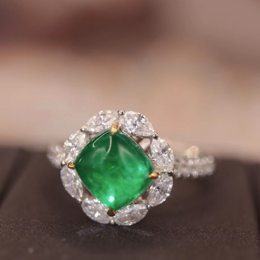 14k Gold 3.08 Ctw Vivid Green Natural Emerald & Diamond Ring: Ref:231017057 // gold content:14k gold // ring size:7. 25us // // main gemstone:emerald // shape:suger-loaf // carat weight:2. 2ct // color:vivid green // treatment:natural // // adjacent gemstone 2
