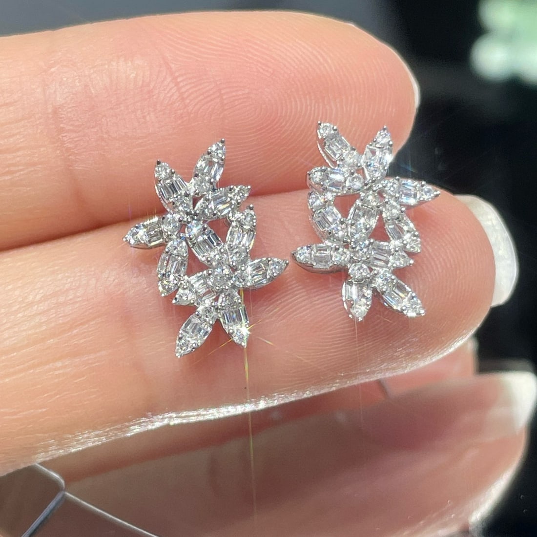 14k Gold 0.45 Ct Natural H Diamond Earrings: Ref:231017072 // gold content:14k gold // main gemstone:diamond // shape:multiply // carat weight:0. 45ct // clarity grade:vs-si // color:h // treatment:natural // Low Estimate: 2300 Condition: New