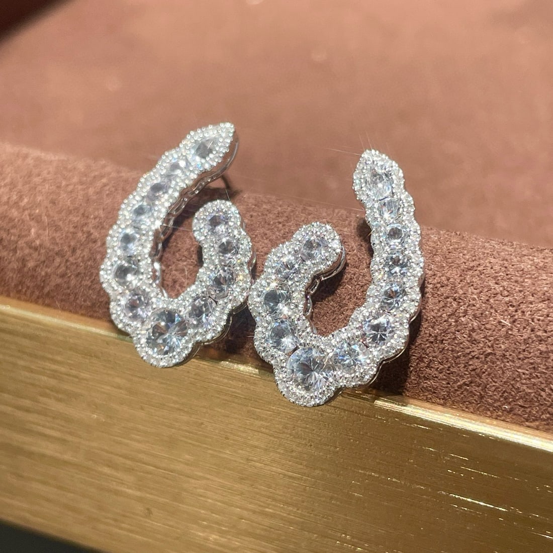 14k Gold 2.30 Ctw Natural Sapphire & Diamond Earrings: Ref:231017073 // gold content:14k gold // main gemstone:sapphire // shape:round // carat weight:2. 00ct // color:white // treatment:natural // cut grade:g // // adjacent gemstone 2 : diamond //