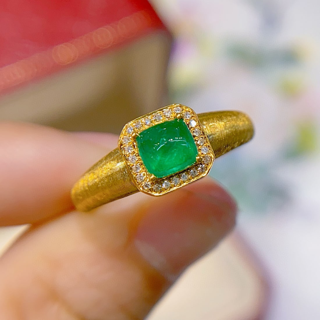 14k Gold 0.95 Ct Vivid Green Natural Emerald & Diamond Ring: Ref:231017090 // gold content:14k gold // ring size:7. 25us // // main gemstone:emerald // shape:suger-loaf // carat weight:0. 95ct // color:vivid green // treatment:natural // // adjacent gemstone 2