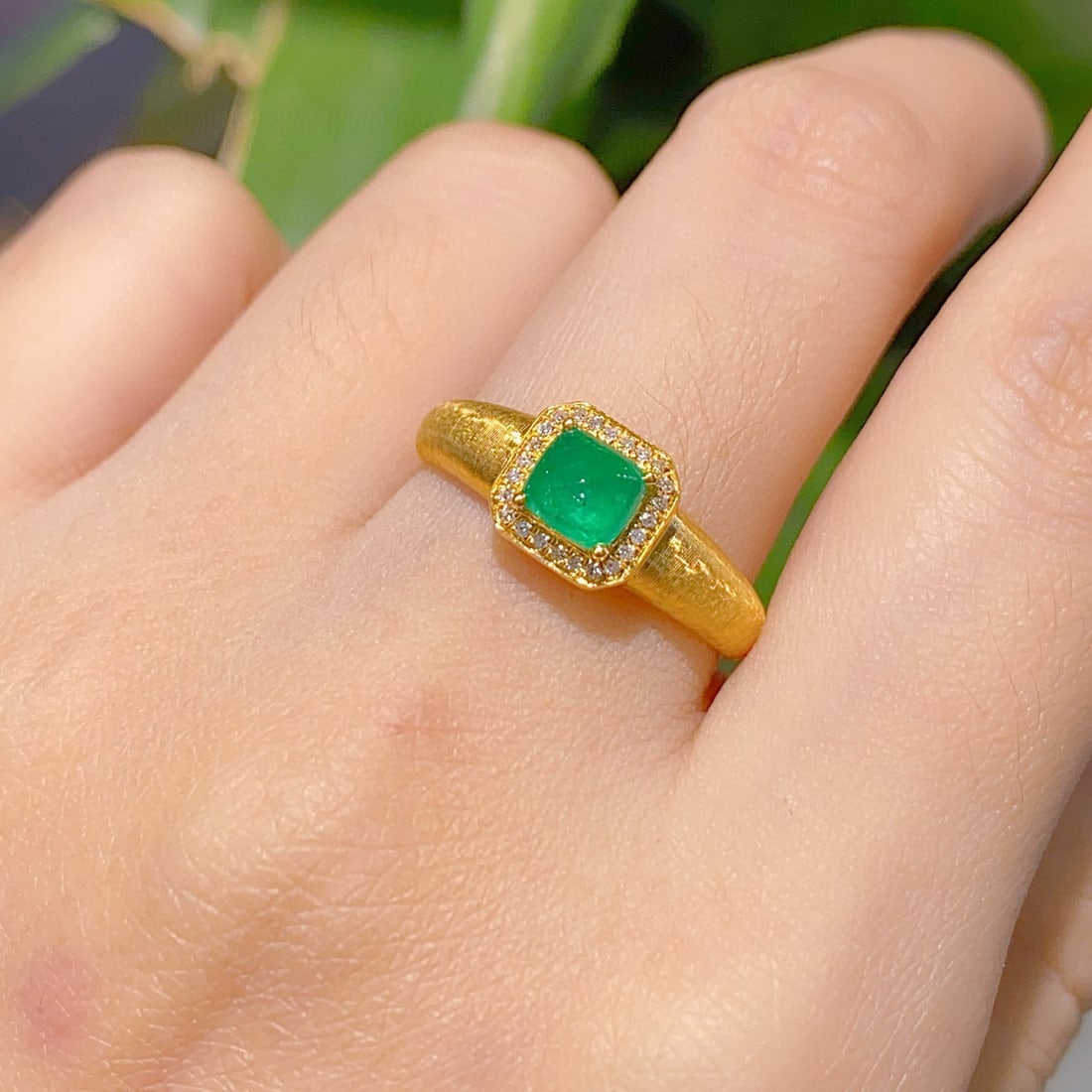 14k Gold 0.95 Ct Vivid Green Natural Emerald & Diamond Ring - 4