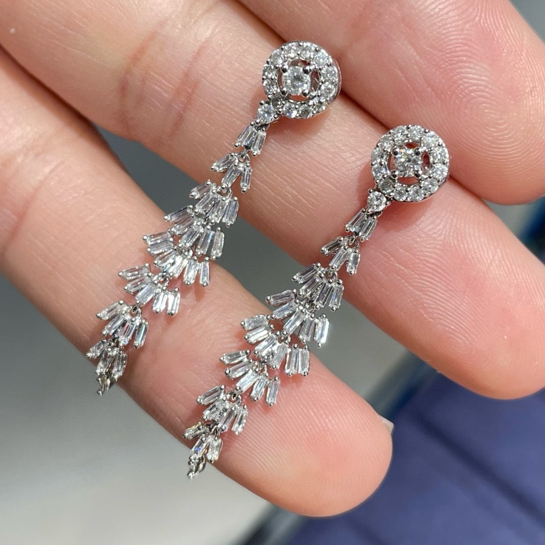 14k Gold 0.73 Ct Natural H Diamond Earrings: Ref:231017091 // gold content:14k gold // main gemstone:diamond // shape:multiply // carat weight:0. 73ct // clarity grade:vs-si // color:h // treatment:natural // Condition: New High Estimate: 6000