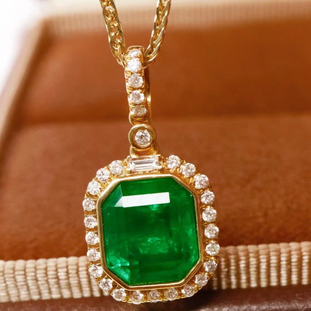 14k Gold 2.05 Ctw Vivid Green Natural Emerald & Diamond Pendant( Without Chain ): Ref:231017094 // gold content:14k gold // main gemstone:emerald // shape:octagonal // carat weight:1. 90ct // color:vivid green // treatment:natural // // adjacent gemstone 2 : diamond // shape:round 