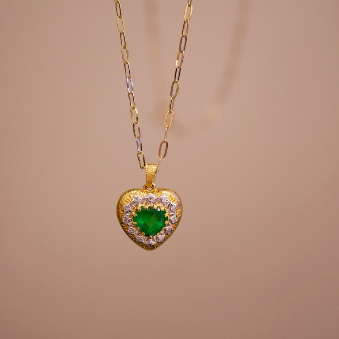 14k Gold 0.58 Ctw Vivid Green Natural Emerald & Diamond Pendant( Without Chain ): Ref:231017097 // gold content:14k gold // main gemstone:emerald // shape:heart // carat weight:0. 55ct // color:vivid green // treatment:natural // // adjacent gemstone 2 : diamond // shape:round //
