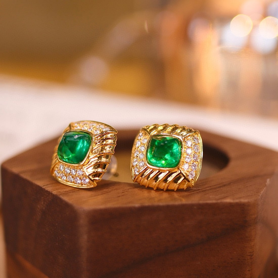 14k Gold 2.46 Ctw Vivid Green Natural Emerald & Diamond Earrings: Ref:231017098 // gold content:14k gold // main gemstone:emerald // shape:suger-loaf // carat weight:2. 17ct // color:vivid green // treatment:natural // // adjacent gemstone 2 : diamond //