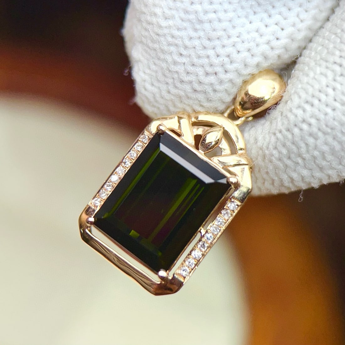 14k Gold 5.30 Ctw Natural Tourmaline & Diamond Pendant( Without Chain ): Ref:231017101 // gold content:14k gold // main gemstone:tourmaline // shape:octagonal // carat weight:5. 25ct // color:green // treatment:natural // // adjacent gemstone 2 : diamond // number of