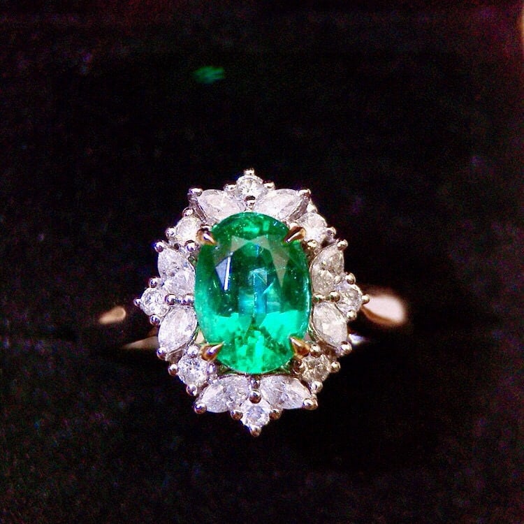 14k Gold 1.98 Ctw Vivid Green Natural Emerald & Diamond Ring: Ref:231017102 // gold content:14k gold // ring size:7. 25us // // main gemstone:emerald // shape:oval // carat weight:1. 48ct // color:vivid green // treatment:natural // // adjacent gemstone 2 : diam
