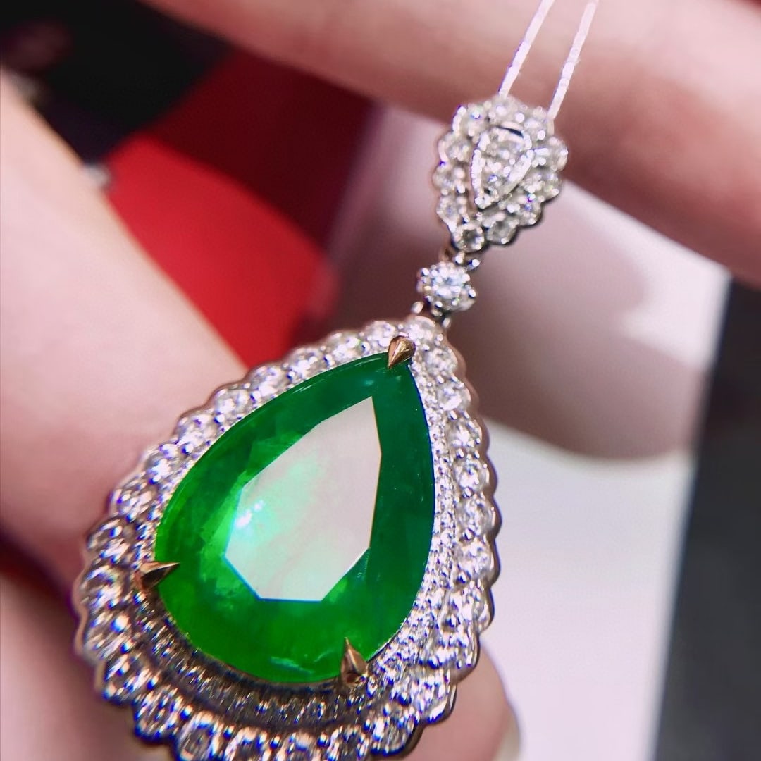 14k Gold 7.68 Ctw Vivid Green Natural Emerald & Diamond Pendant( Without Chain ): Ref:231017106 // gold content:14k gold // main gemstone:emerald // shape:pear // carat weight:6. 4ct // color:vivid green // treatment:natural // // adjacent gemstone 2 : diamond // shape:round //