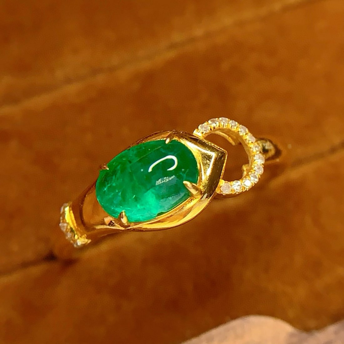 14k Gold 1.25 Ct Vivid Green Natural Emerald & Diamond Ring: Ref:231017111 // gold content:14k gold // ring size:7. 25us // // main gemstone:emerald // shape:oval // carat weight:1. 25ct // color:vivid green // treatment:natural // // adjacent gemstone 2 :