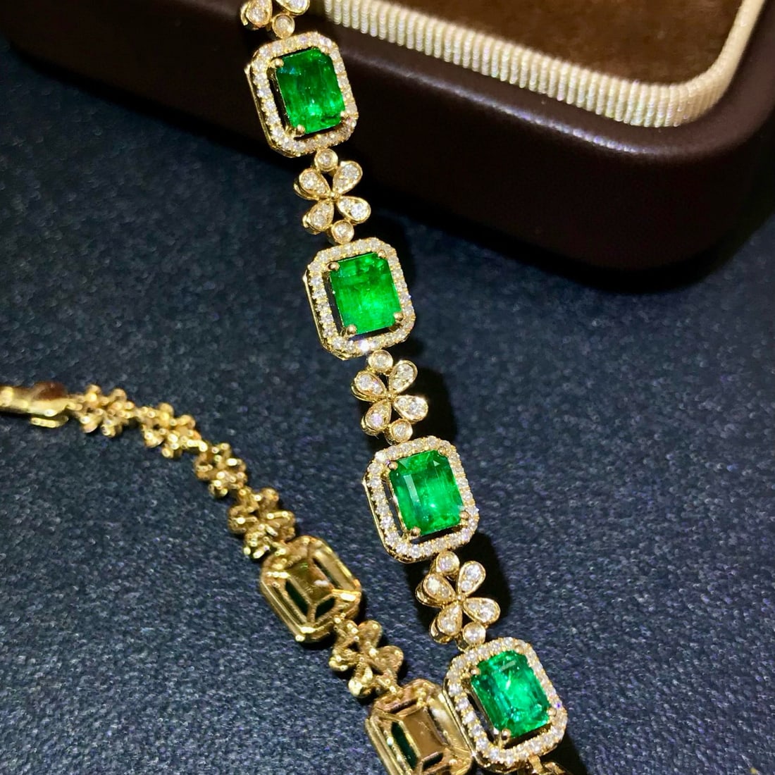 14k Gold 4.45 Ctw Vivid Green Natural Emerald & Diamond Bracelet: Ref:231017114 // gold content:14k gold // main gemstone:emerald // shape:octagonal // carat weight:3. 67ct // color:vivid green // treatment:natural // // adjacent gemstone 2 : diamond // shape:round 