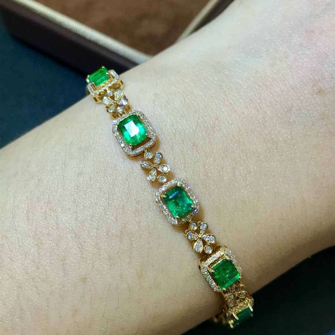 14k Gold 4.45 Ctw Vivid Green Natural Emerald & Diamond Bracelet - 2