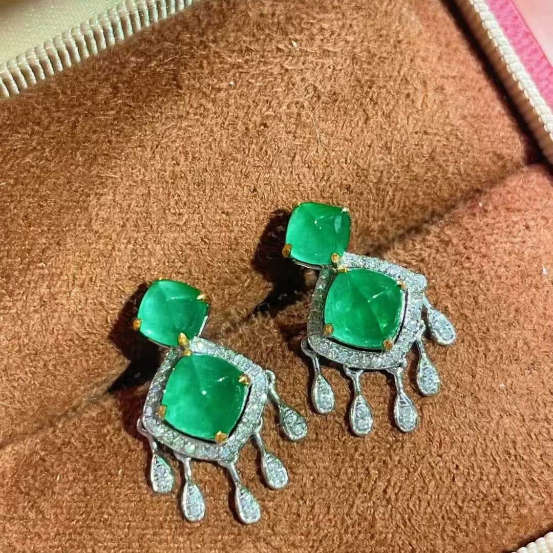 14k Gold 2.86 Ct Natural Emerald & Diamond Earrings: Ref:231017140 // gold content:14k gold // main gemstone:emerald // shape:suger-loaf // carat weight:2. 86ct // color:green // treatment:natural // // adjacent gemstone 2 : diamond // number of